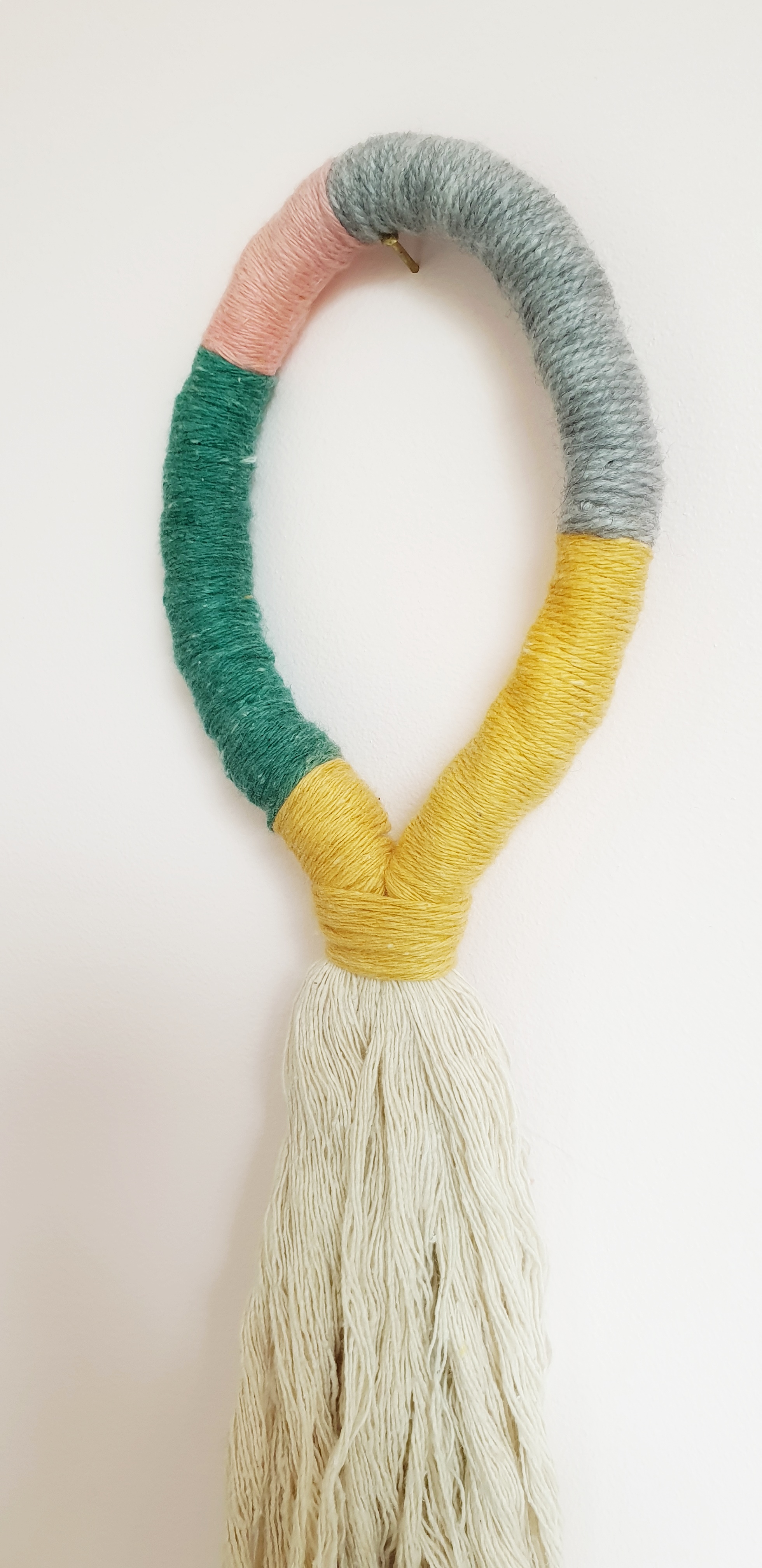 make a simple wall hanging with yarn and macrame rope 